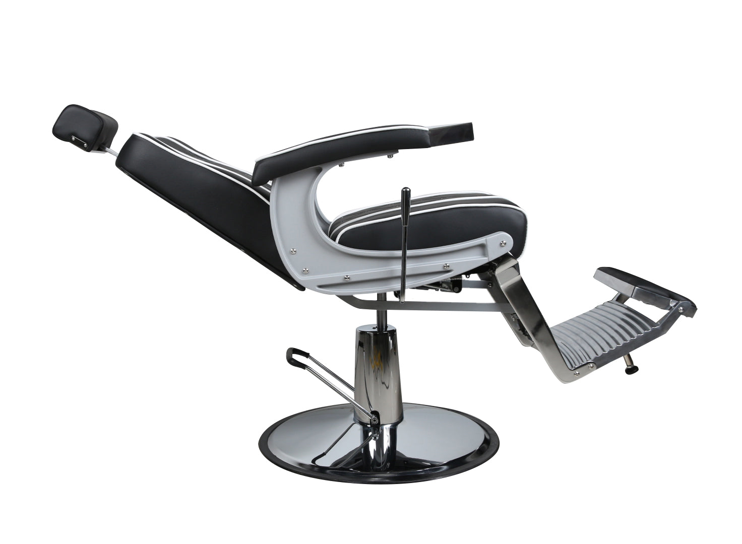 Professionele zwarte barberstoel in moderne barbershop